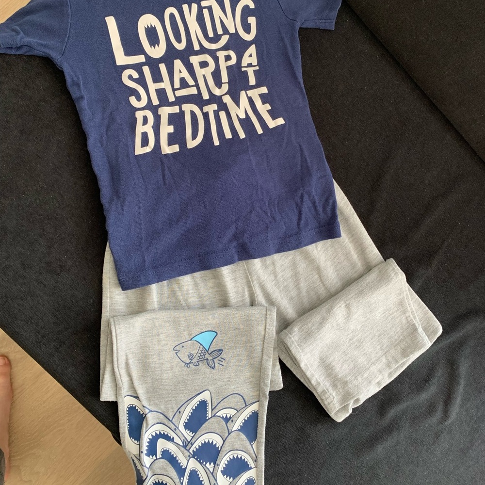 🦈 3/15$ Fun Pajama set  - Carter’s 🦈